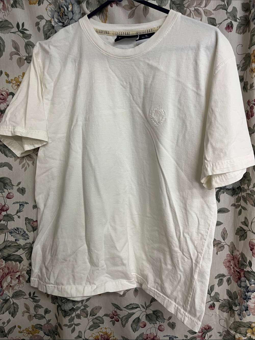 Liz Claiborne White Short-Sleeve Crewneck Tee with Subtle Chest Emblem